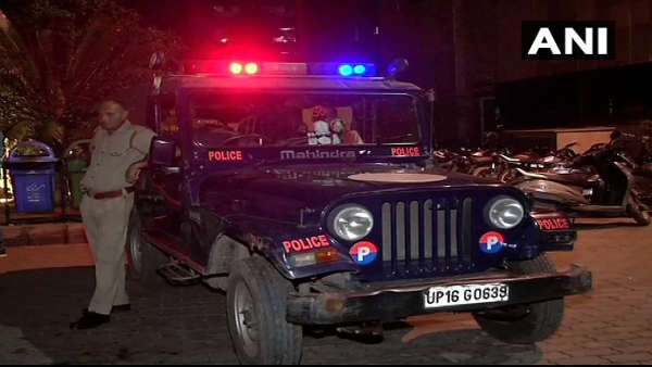 नोएडा: पुलिस मुठभेड़ में दो बदमाशों को लगी गोली, हथियार बरामद नोएडा: पुलिस मुठभेड़ में दो बदमाशों को लगी गोली, हथियार बरामद