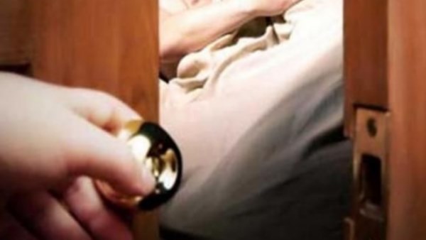 ब्लैकमेल कर हड़पे लाखों रुपए
