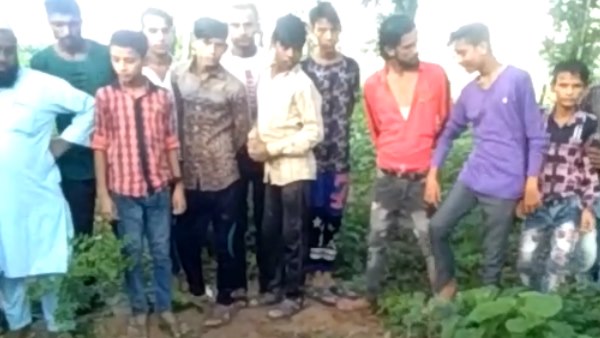 पुलिस ने बंद करवाई कब्रें