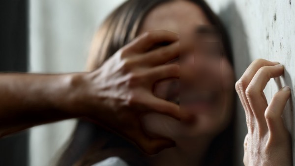 प्यार की सजा, नाबालिग लड़की को पंचायत में बेरहमी से पीटा प्यार की सजा, नाबालिग लड़की को पंचायत में बेरहमी से पीटा