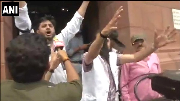 जम्मू-कश्मीर पर फैसले के विरोध में PDP सांसद ने की संविधान फाड़ने की कोशिश, सदन से निकाला गया जम्मू-कश्मीर पर फैसले के विरोध में PDP सांसद ने की संविधान फाड़ने की कोशिश, सदन से निकाला गया