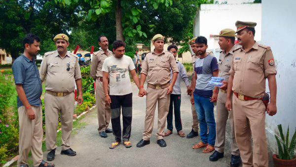 police caught fraud gang who changes atm card of people police caught fraud gang who changes atm card of people