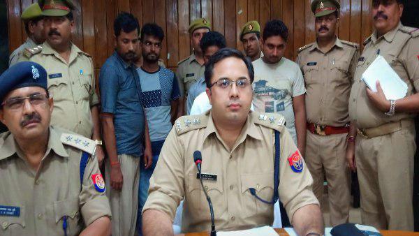 police caught fraud gang who changes atm card of people police caught fraud gang who changes atm card of people