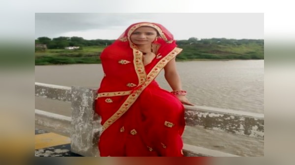 pithampur newly married woman drowned in narmada river while taking selfie pithampur newly married woman drowned in narmada river while taking selfie