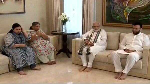 स्वदेश लौटने के बाद दिवंगत अरुण जेटली के घर पहुंचे पीएम मोदी, परिवार से मुलाकात कर दी श्रद्धांजलि स्वदेश लौटने के बाद दिवंगत अरुण जेटली के घर पहुंचे पीएम मोदी, परिवार से मुलाकात कर दी श्रद्धांजलि
