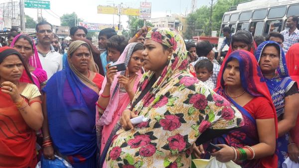 Pregnant Womens protest outside of District hospital Chhatarpur MP Pregnant Womens protest outside of District hospital Chhatarpur MP