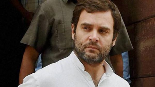 राहुल गांधी को दूसरी पंक्ति में मिली जगह