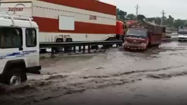 Bus stuck in kurabad underpass, children saved life by climbing on roof Bus stuck in kurabad underpass, children saved life by climbing on roof