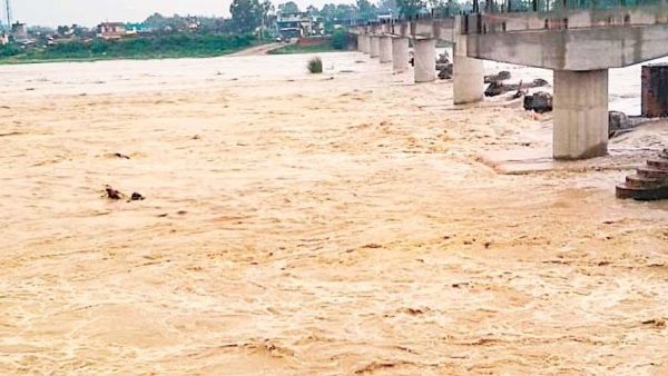 नदी में नहाते-नहाते गहरे पानी में चले गए