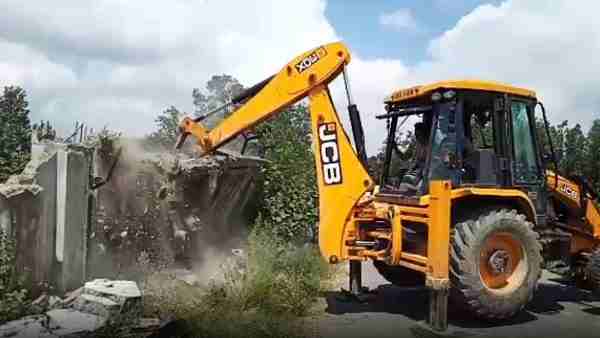 District administration demolishes Azam Khans resort wall District administration demolishes Azam Khans resort wall