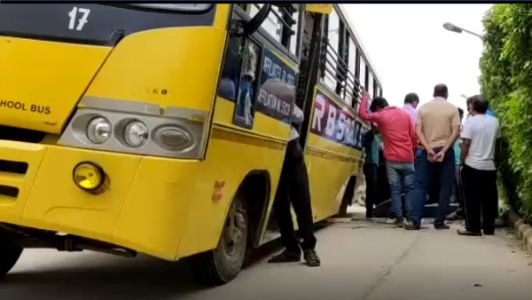 School Bus 2 tires Suddenly ran out in Bhiwari ALwar School Bus 2 tires Suddenly ran out in Bhiwari ALwar