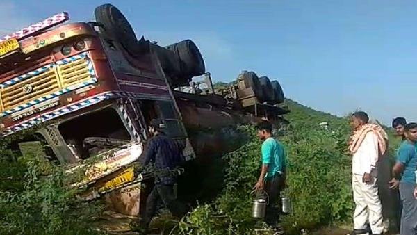 Refined Oil Tanker Overturned in patan Neemkatahan Sikar Refined Oil Tanker Overturned in patan Neemkatahan Sikar