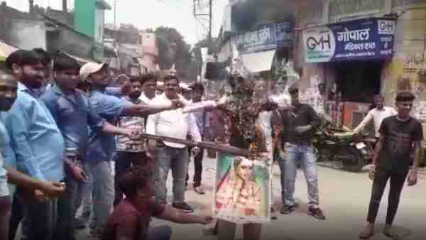 सोनाक्षी सिन्हा का पुतला जलाकर किया प्रदर्शन