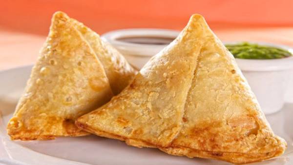 lizard found in samosa, Shopkeeper said this is Fry Green chilli in lucknow lizard found in samosa, Shopkeeper said this is Fry Green chilli in lucknow