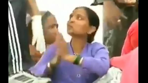 वोट में बैठी महिला भगवान का नाम लेते हुए एक सेना के जवान के पैर छुए