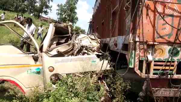 Many people killed after a truck overturns on two temp in Shahjahanpur Many people killed after a truck overturns on two temp in Shahjahanpur