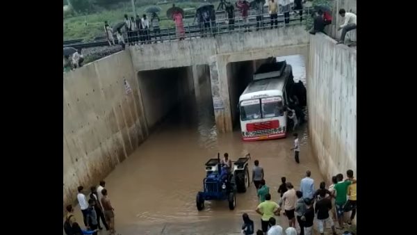 Bus stuck in Railway underpass at Dabla Neemkathana Sikar Bus stuck in Railway underpass at Dabla Neemkathana Sikar