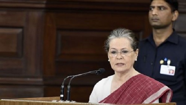 पहली पंक्ति में सोनिया,मुलायम को मिली जगह