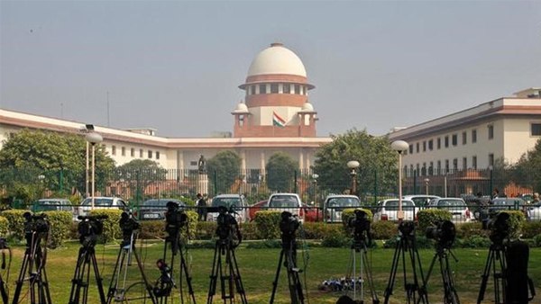 जम्मू-कश्मीर से आर्टिकल 370 हटाने पर केंद्र को SC का नोटिस, वार्ताकार नियुक्त करने का अनुरोध खारिज जम्मू-कश्मीर से आर्टिकल 370 हटाने पर केंद्र को SC का नोटिस, वार्ताकार नियुक्त करने का अनुरोध खारिज