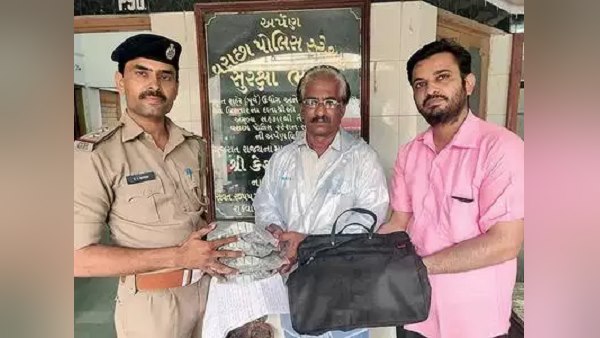 बाइक के साइडबैग देखकर चौंके, मगर ईमान नहीं डोला