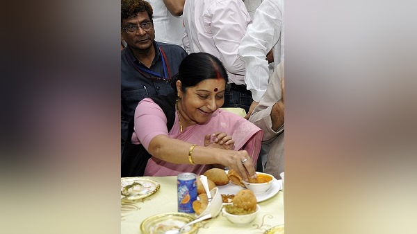 सुषमा को पसंद आ गई थी प्रसिद्ध मिठाई 'घारी'