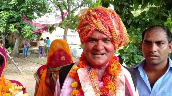 Govt Teacher ramesh Chand Meena booked Helicopter on riterment in alwar Rajasthan Govt Teacher ramesh Chand Meena booked Helicopter on riterment in alwar Rajasthan