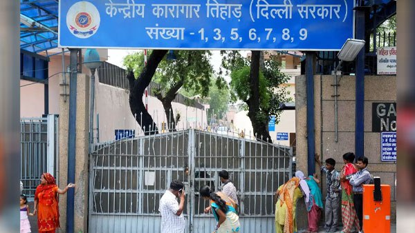 कैदी का पुराना रिकॉर्ड भी खंगाला जा रहा है