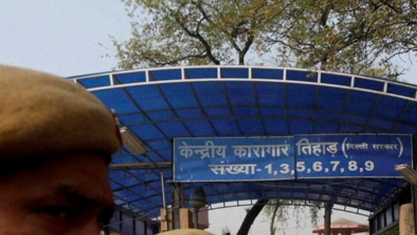 पेट से मिला फोन लेकिन चार्जर रह गया अंदर