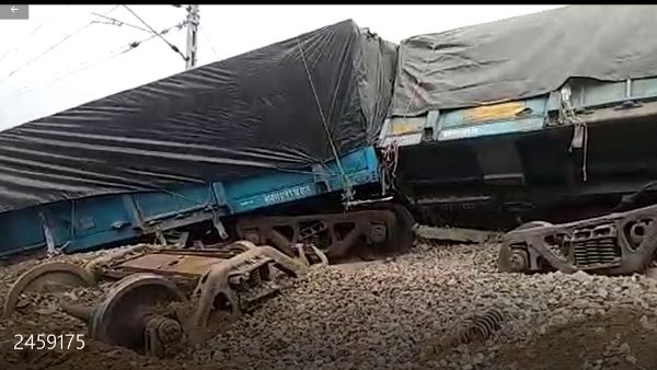 9 coaches derailed on Rewari Phulera track in Kanwat Sikar Rajasthan 9 coaches derailed on Rewari Phulera track in Kanwat Sikar Rajasthan