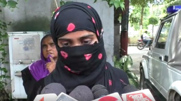 man gives triple talaq to wife at police station in bareilly man gives triple talaq to wife at police station in bareilly