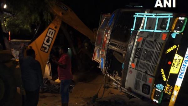 9 people died after a truck overturned in Badauns Allapur area 9 people died after a truck overturned in Badauns Allapur area