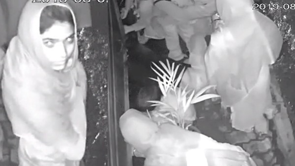 Two Girls reached Super market indore For theft Captured by CCTV Two Girls reached Super market indore For theft Captured by CCTV