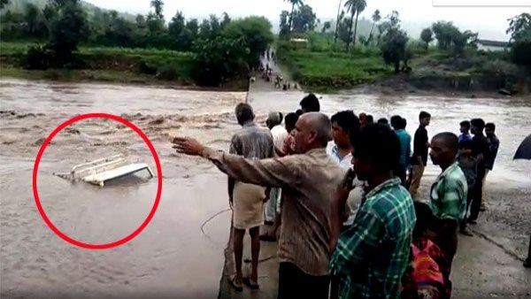 Two Youths floated in river with pickup near jhadol udaipur Two Youths floated in river with pickup near jhadol udaipur