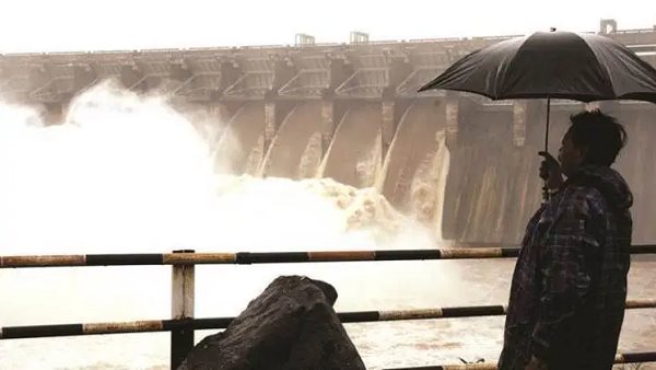 सूरत और राजकोट के निकट बांधों का जलस्तर बढ़ा