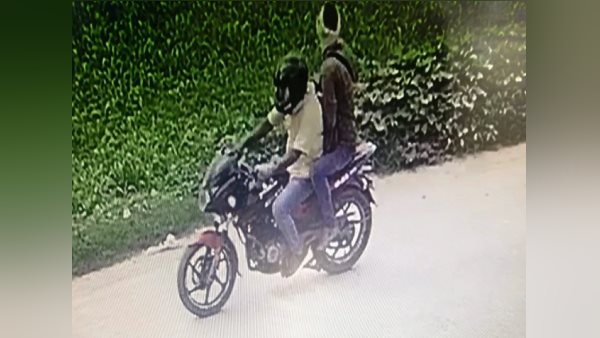 bhadohi : Rs 20 lakh rupees looted from ATM cash van bhadohi : Rs 20 lakh rupees looted from ATM cash van