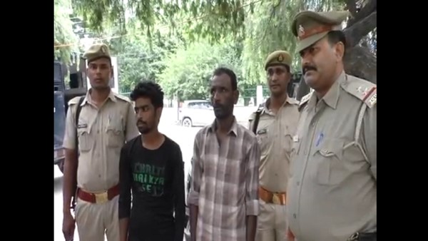 वह प्रेमी से बातें करती रहती थी