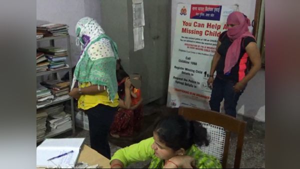बच्चे भी महिलाओं ने अपने पास रखे हुए थे