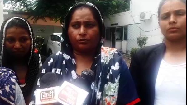 Doctor cutting nerve of the female patient in meerut Doctor cutting nerve of the female patient in meerut