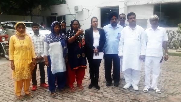 Doctor cutting nerve of the female patient in meerut Doctor cutting nerve of the female patient in meerut