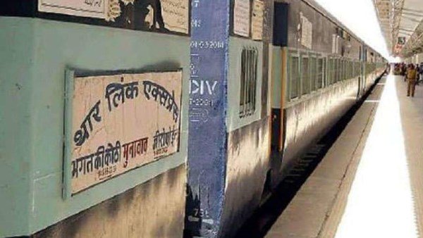 Thar Express Reached pakistan with 165 passengers Thar Express Reached pakistan with 165 passengers
