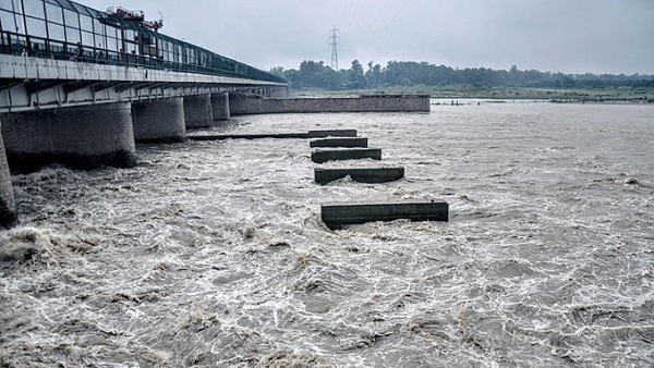 water level in yamuna crosses warning mark, cm kejriwal calls emergency meeting water level in yamuna crosses warning mark, cm kejriwal calls emergency meeting