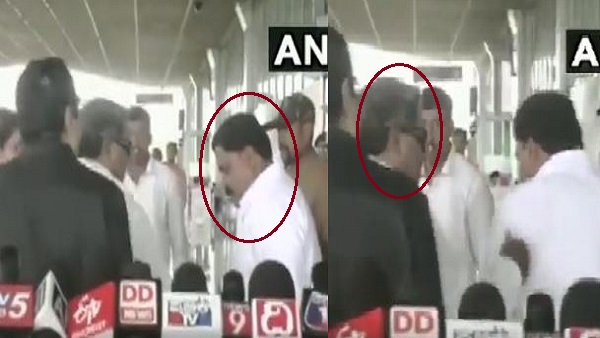 Karnatakas former Chief Minister Siddaramaiah slaps his aide outside Mysuru Airport Karnatakas former Chief Minister Siddaramaiah slaps his aide outside Mysuru Airport