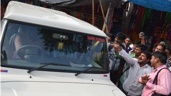 पुलिसकर्मी के सीट बेल्ट ना पहनने पर हंगामा