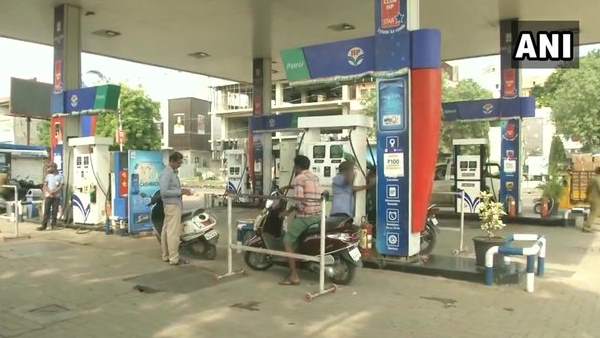 Kalaburagi Police Commissioner starts a new campaign, ‘No Helmet, No Petrol’ for two wheelers Kalaburagi Police Commissioner starts a new campaign, ‘No Helmet, No Petrol’ for two wheelers