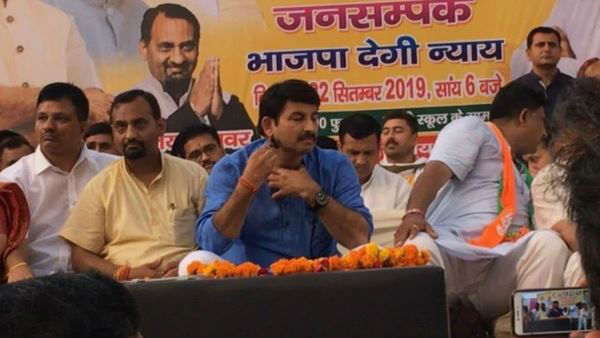 Delhi BJP chief Manoj Tiwari on Sunday was seen shaving on the stage while addressing a public meeting in Burari. Delhi BJP chief Manoj Tiwari on Sunday was seen shaving on the stage while addressing a public meeting in Burari.