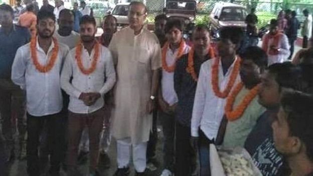 अलीमुद्दीन की हत्या के अभियुक्तों को माला पहनाते जयंत सिन्हा अलीमुद्दीन की हत्या के अभियुक्तों को माला पहनाते जयंत सिन्हा