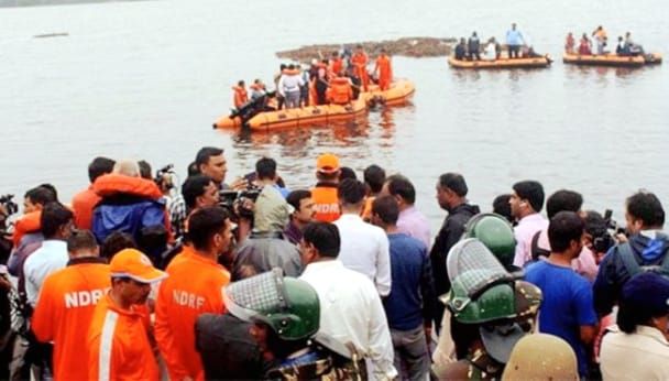 आंध्र प्रदेश: गोदावरी नदी में पलटी 61 सैलानियों से भरी नाव, 12 की मौत, 10 लाख मुआवजे का ऐलान आंध्र प्रदेश: गोदावरी नदी में पलटी 61 सैलानियों से भरी नाव, 12 की मौत, 10 लाख मुआवजे का ऐलान