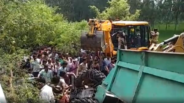two dead many injured road accident in sitapur two dead many injured road accident in sitapur