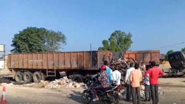टाइल्स व कोयला भरा था ट्रोलों में