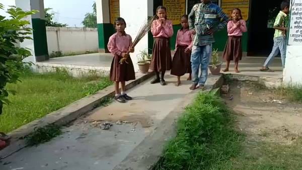 मिर्जापुर में बच्चों को परोसा गया नमक-रोटी